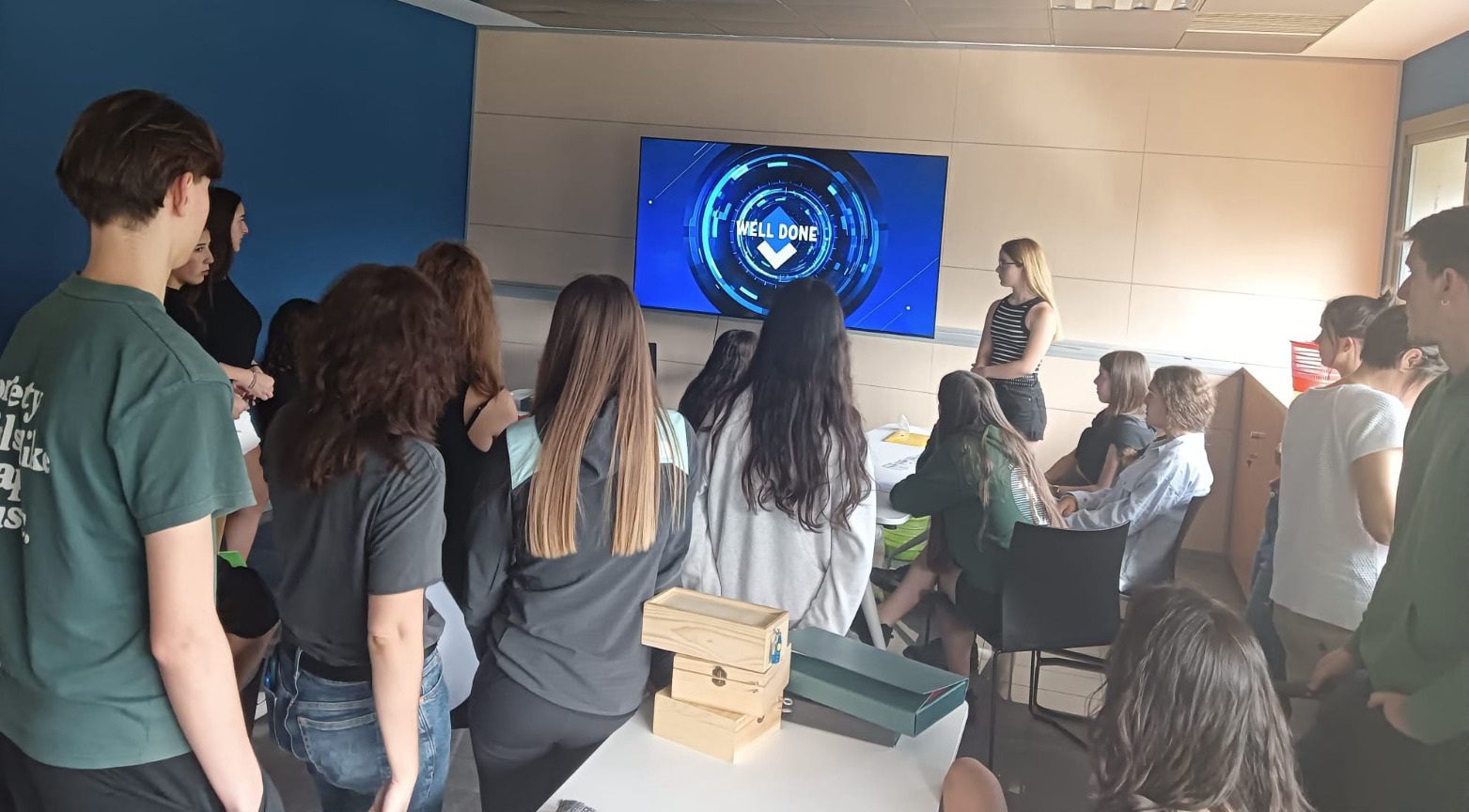 Los alumnos de Amazabal juegan en la sala de escape instalada en el centro Mimukai