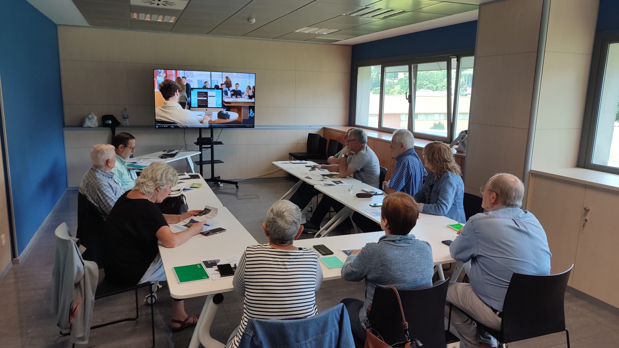 Curso para aprender a usar el teléfono móvil Android en el centro Mimukai
